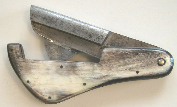 Beautiful single blade wiht reinforced blade.  The scales have been crafted to let the wide blade reinforcement fit evenly in the scales.  Marked Arnold and Sons Smithfield London.   This dates the piece post 1866.